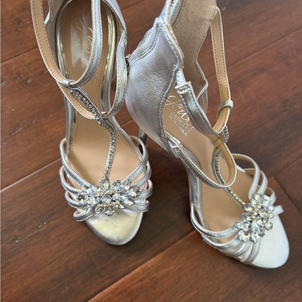 They are brand new sandals with high heels,